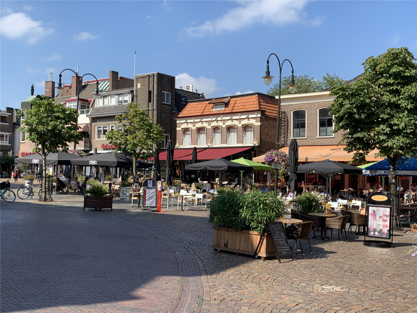 Sicht auf die Kneipenfront am Markt in Winterswijk