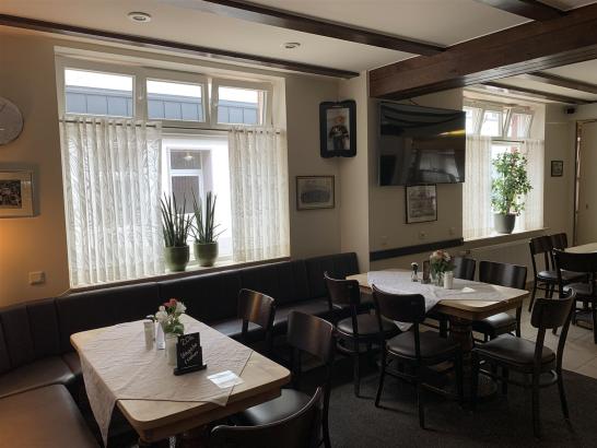 Zwei Tische am Fenster in der Wirtschaft