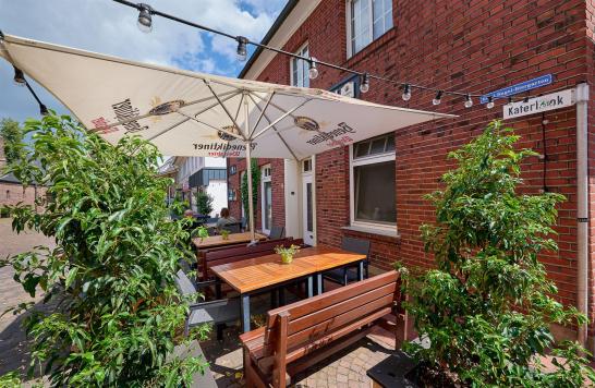 Blick auf die Terrasse vor dem Hotel und mit Blick auf die Kirche