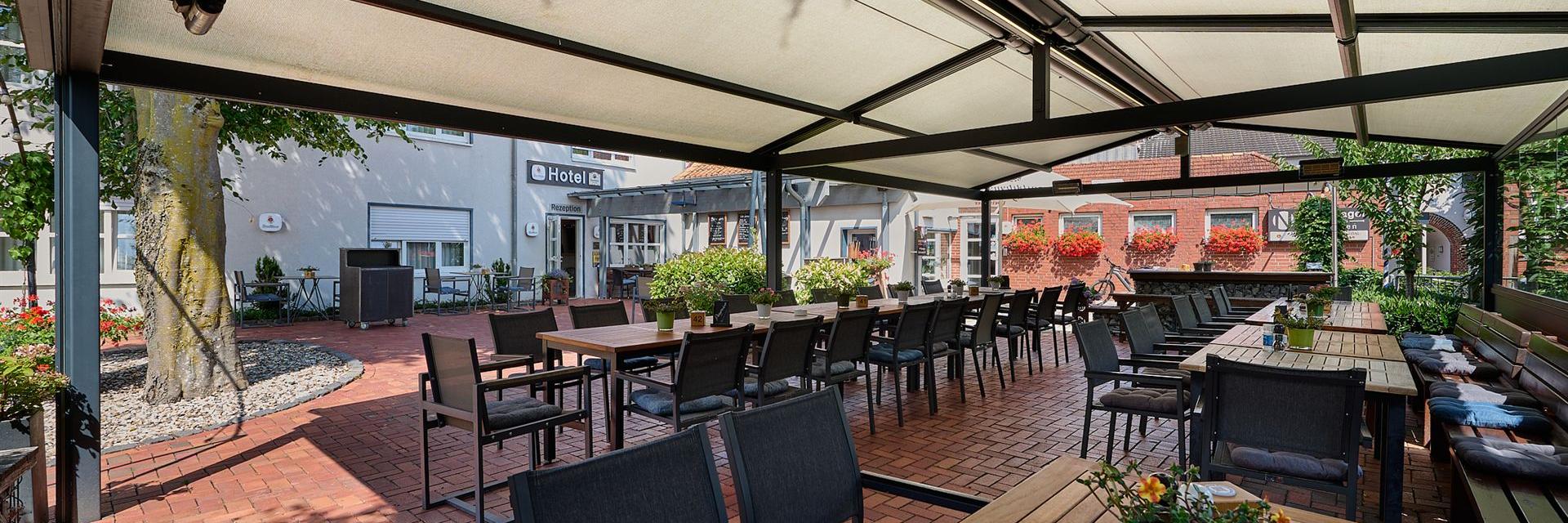 Schöner Blick in den Biergarten. Im Hintergrund das Hotel.