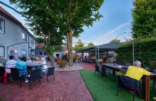 Schöner Blick in den Biergarten. Im Hintergrund das Hotel.