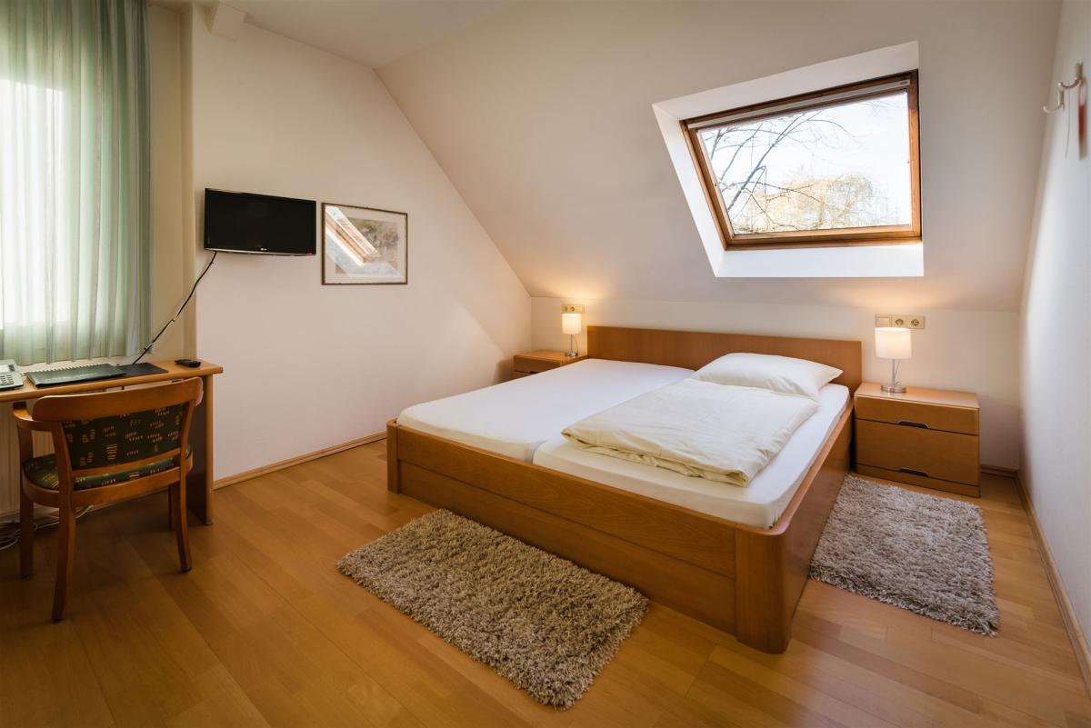 Ansicht Economy Doppelzimmer mit Dachschräge