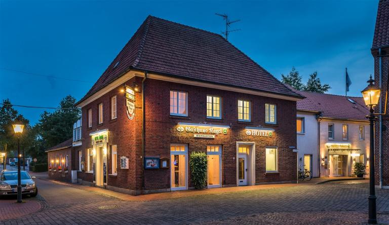 Abendliche Ansicht vom ursprünglichen Haus von der Kirche aus gesehen