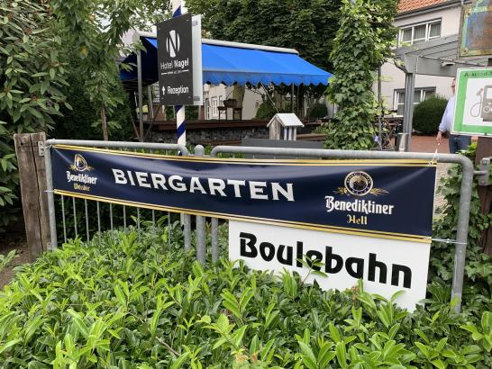Bild vom Biergarten von der Straße aus gesehen