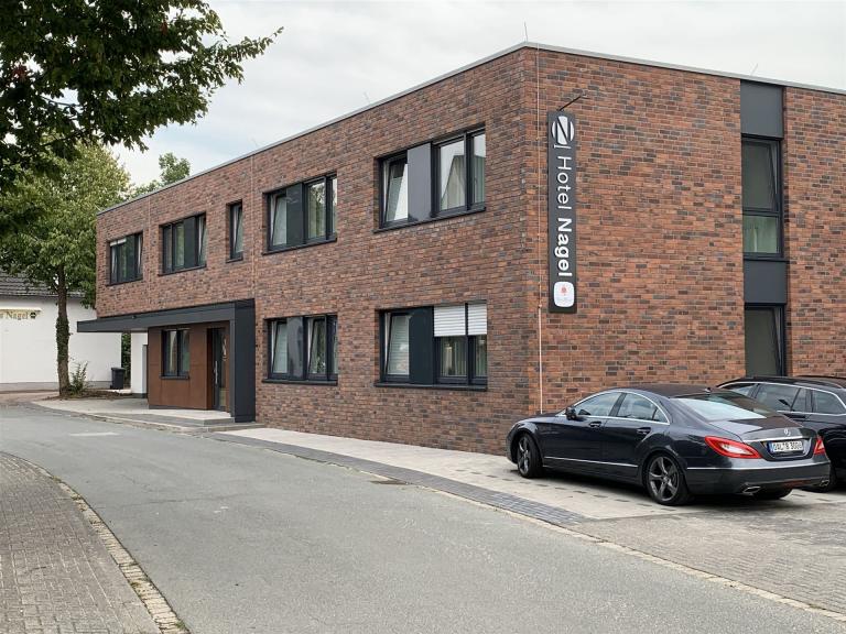 Frontansicht des neuen Hotels