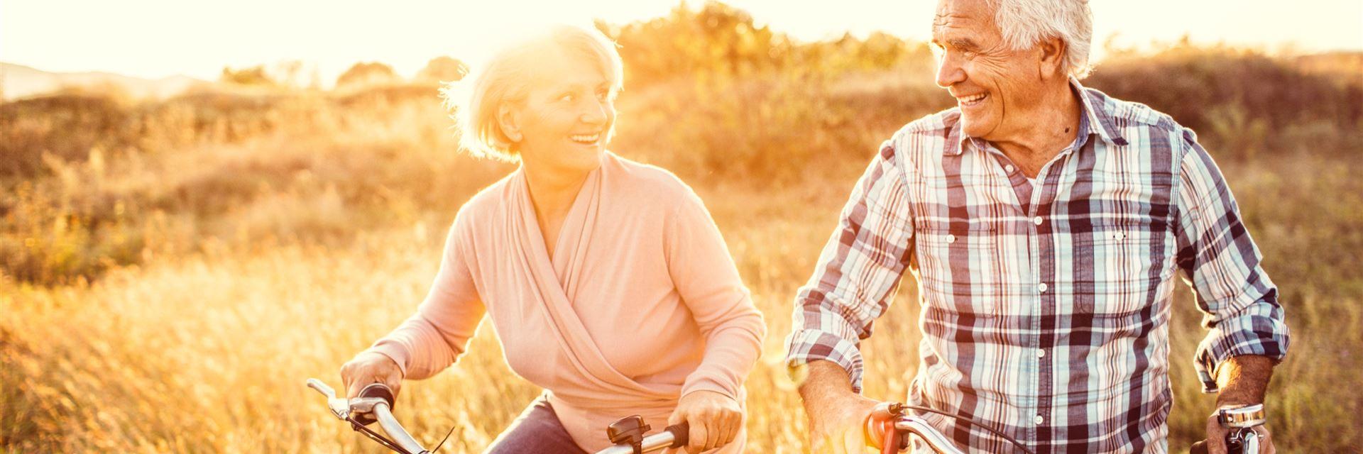 Älteres Ehepaar beim Fahrradfahren bei herrlichem Wetter